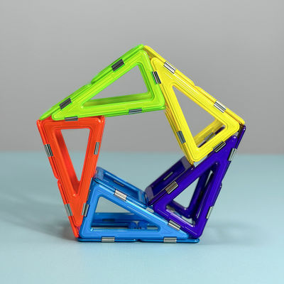 Farbenfrohe geometrische Magnetfliesen Freistil Pentaram-Formen Bausteine